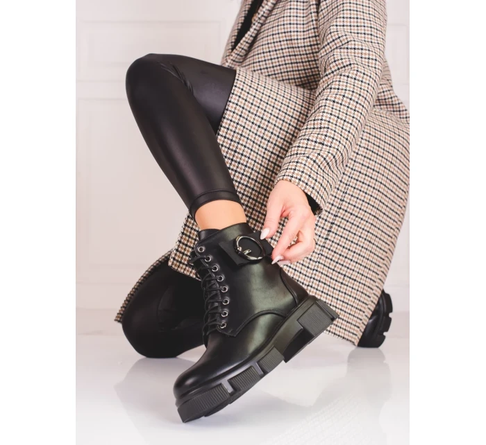 Pohodlné černé kotníčkové boty dámské na plochém podpatku Pohodlné černé kotníčkové boty dámské na plochém podpatku