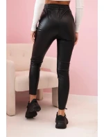Dámské kalhoty z eko kůže s vázáním a rozparkem na nohavici černé Dámské kalhoty z eko kůže s vázáním a rozparkem na nohavici černé