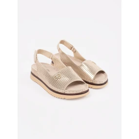 Trendy dámské zlaté  sandály na plochém podpatku