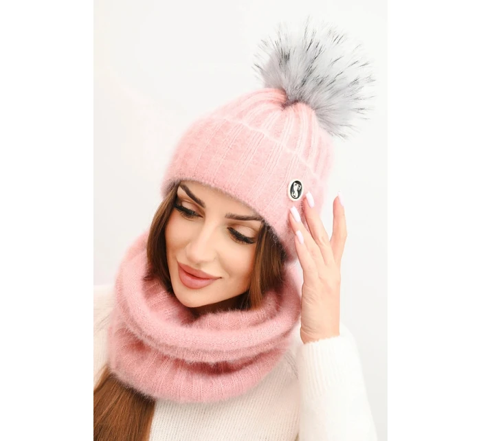 Dámská čepice s kapucí a pleteným vzorem bílá