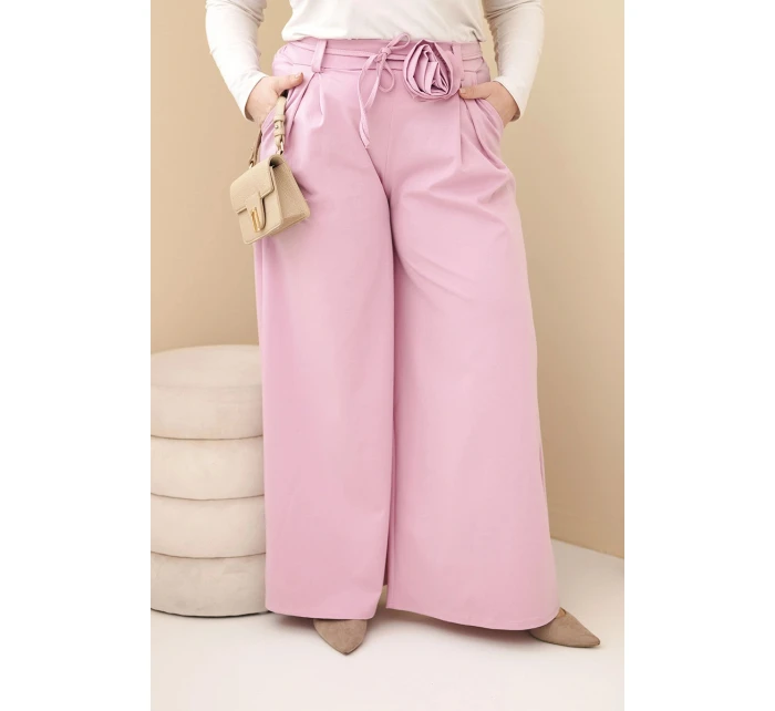 Dámské kalhoty Plus Size s širokou nohavicí a ozdobným květem v pase tmavě růžové