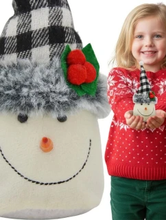 DEKORATIVNÍ SNĚHULÁK 20CM S ČERNOBÍLOU KOSTKOVANOU ČEPICÍ