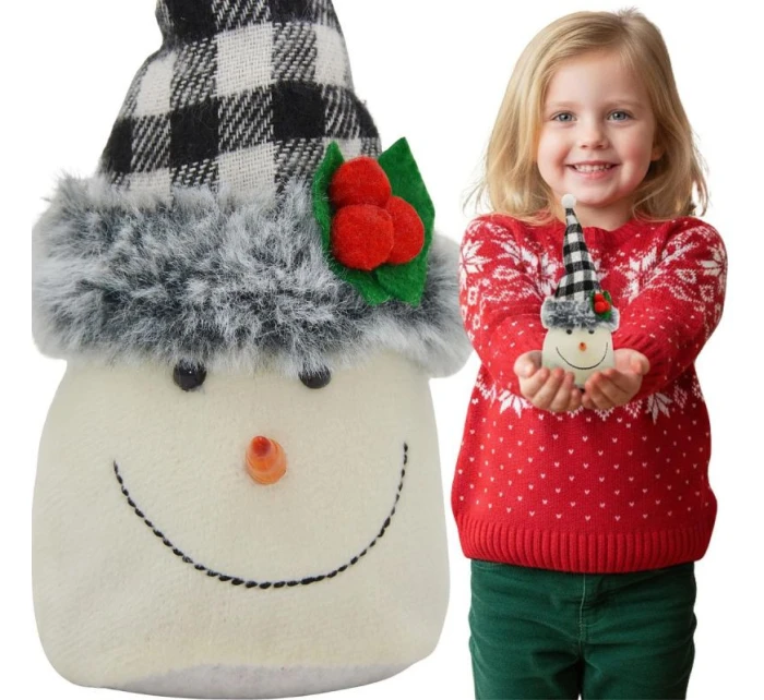 DEKORATIVNÍ SNĚHULÁK 20CM S ČERNOBÍLOU KOSTKOVANOU ČEPICÍ