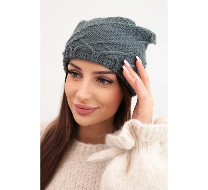 Dámská zimní čepice s ozdobným pletením a klasickým střihem K372 tmavě šedá