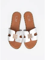 Stylové nazouváky stříbrné dámské na plochém podpatku Stylové nazouváky stříbrné dámské na plochém podpatku