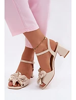 Dámské sandály na podpatku s ozdobným květem Vinceza 20283 Béžové Dámské sandály na podpatku s ozdobným květem Vinceza 20283 Béžové