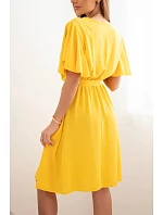 Šaty s model 22079367 výstřihem žlutá - K-Fashion Šaty s model 22079367 výstřihem žlutá - K-Fashion