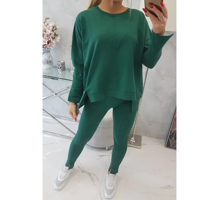 Souprava se zelenou halenkou nadměrné velikosti