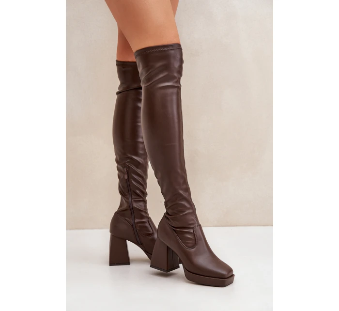 Přiléhavé kozačky nad kolena na podpatku tmavě hnědé model 21681373 - Boto