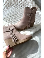 Zateplené dámské kotníkové boty na platformě s třásněmi béžové Olivarae Zateplené dámské kotníkové boty na platformě s třásněmi béžové Olivarae