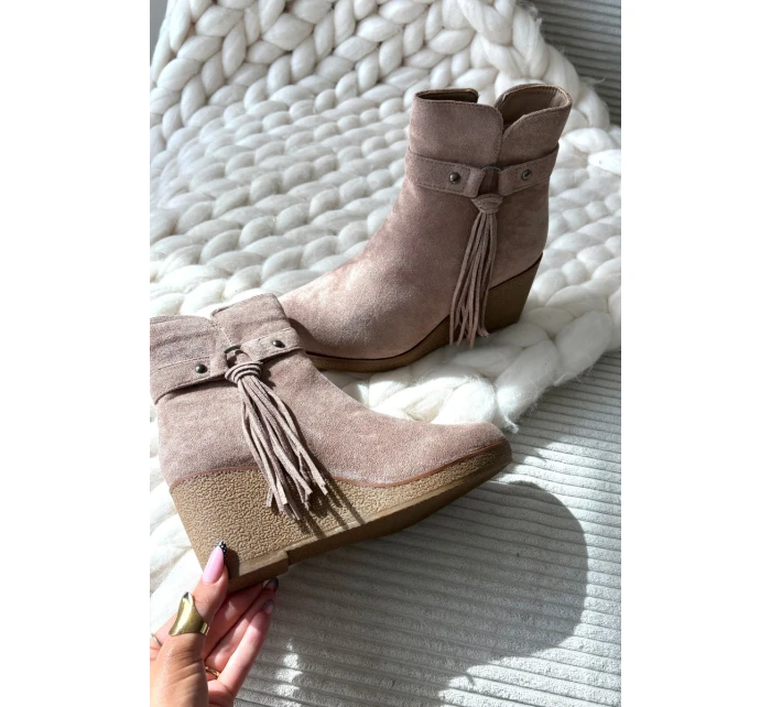 Zateplené dámské kotníkové boty na platformě s třásněmi béžové Olivarae Zateplené dámské kotníkové boty na platformě s třásněmi béžové Olivarae