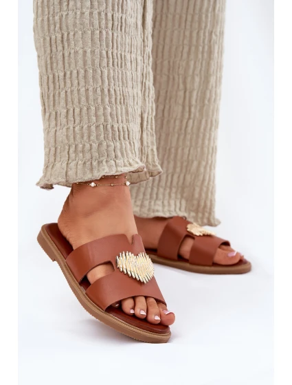 Dámské sandály na plochém podpatku se zlatou ozdobou model 21697080 - EVENTO