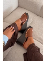 Dámské nazouváky na platformě se zlatými přezkami camel Arionne Dámské nazouváky na platformě se zlatými přezkami camel Arionne