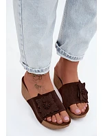 Kožené semišové dámské pantofle na platformě s ozdobným květinou Zazoo 40312 Hnědé