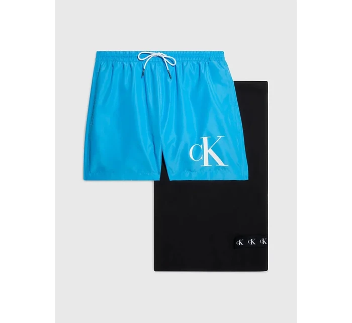 Dárkové balení pánských plavek a ručníku KM0KM00849 BEH modrá - černá - Calvin Klein Dárkové balení pánských plavek a ručníku KM0KM00849 BEH modrá - černá - Calvin Klein