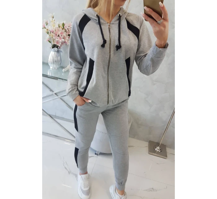 Šedá pruhovaná sportovní souprava Šedá pruhovaná sportovní souprava