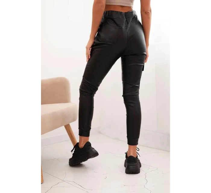 Dámské kalhoty z ekokůže s kapsami a vázáním v pase černé