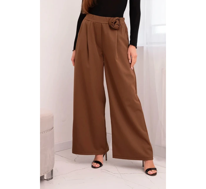 Dámské kalhoty elegantní se širokou nohavicí a ozdobným květem světle hnědé Dámské kalhoty elegantní se širokou nohavicí a ozdobným květem světle hnědé
