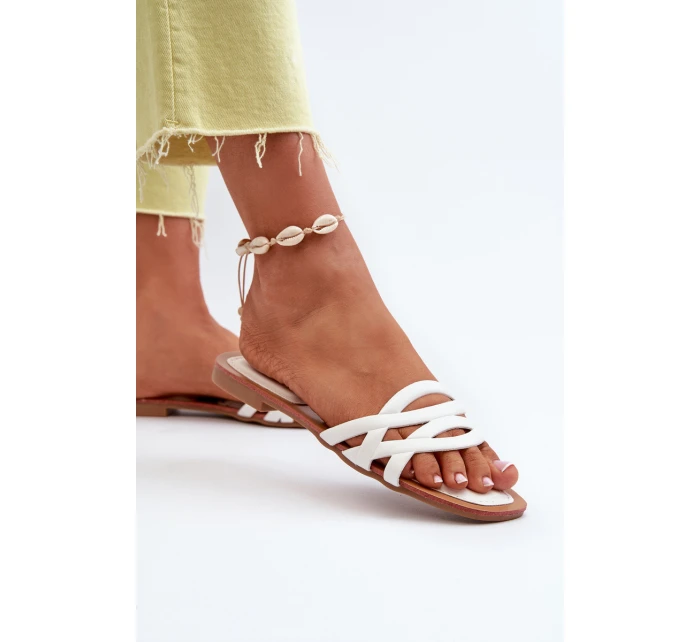 Dámské sandály z ekokože na ploché podrážce bílé model 21657557 - Boto Dámské sandály z ekokože na ploché podrážce bílé model 21657557 - Boto