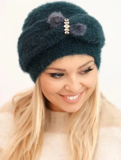 Dámská zimní čepice model 21441594 s ozdobou a kožíškem mořská - K-Fashion