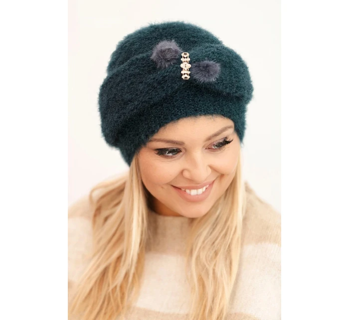 Dámská zimní čepice model 21441594 s ozdobou a kožíškem mořská - K-Fashion