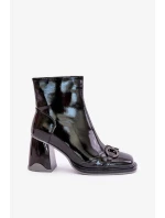 Lakované kotníkové boty na podpatku zateplené s ozdobou D&A černé Lakované kotníkové boty na podpatku zateplené s ozdobou D&A černé
