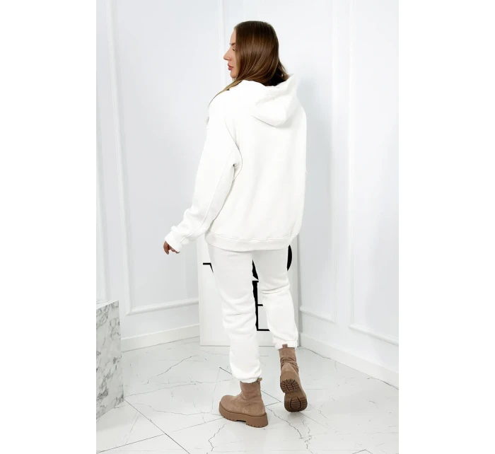 Izolovaná bavlněná souprava, mikina s vyšívacími + kalhotami ecru Izolovaná bavlněná souprava, mikina s vyšívacími + kalhotami ecru