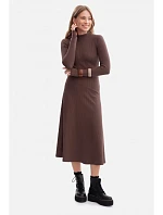 B299 Žebrované midi šaty s asymetrickým pasem - hnědé