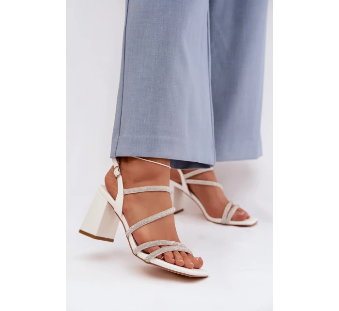 Dámské sandály na podpatku s pásky a kamínky Bílá model 22027976 - Boto Dámské sandály na podpatku s pásky a kamínky Bílá model 22027976 - Boto
