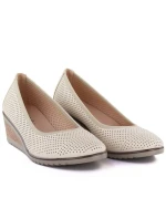 Dámské otevřené lodičky na platformě béžové barvy model 22015114 - VINCEZA Dámské otevřené lodičky na platformě béžové barvy model 22015114 - VINCEZA