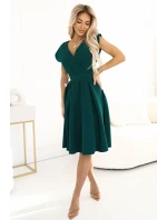 SCARLETT Zelené rozšířené dámské šaty s přeloženým obálkovým výstřihem model 20864405 - numoco SCARLETT Zelené rozšířené dámské šaty s přeloženým obálkovým výstřihem model 20864405 - numoco