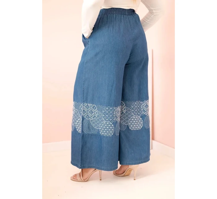 Dámské kalhoty Plus Size se širokými nohavicemi a model 21156793 výšivkou džínové - K-Fashion Dámské kalhoty Plus Size se širokými nohavicemi a model 21156793 výšivkou džínové - K-Fashion