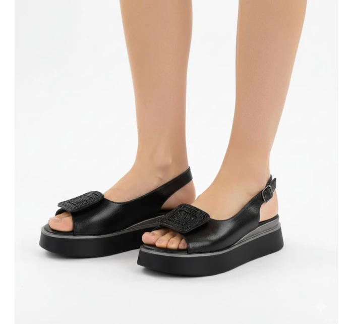 Dámské sandály na silné platformě černé Potocki SZ12590