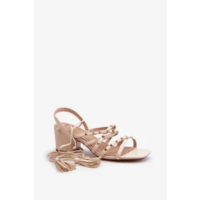 Béžové sandály na nízkém podpatku se zavazováním Chrisele zdobené cvočky