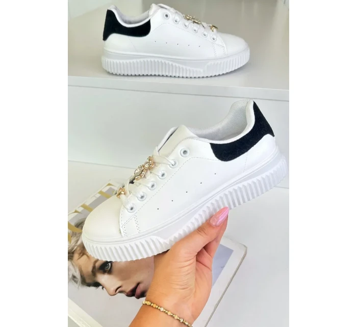 Nízké Tenisky Z Eko Kůže S Odznaky Bílo-Černé Cillione Nízké Tenisky Z Eko Kůže S Odznaky Bílo-Černé Cillione