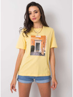 Žluté tričko s módním potiskem