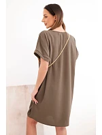 Dámské šaty s krátkým rukávem a model 22064361 na řetízku hnědá - K-Fashion