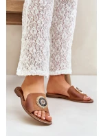 Kožené pantofle s ozdobou na plochém podpatku Zazoo model 21682258 Camel - Boto Kožené pantofle s ozdobou na plochém podpatku Zazoo model 21682258 Camel - Boto