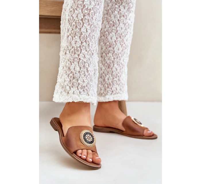 Kožené pantofle s ozdobou na plochém podpatku Zazoo model 21682258 Camel - Boto Kožené pantofle s ozdobou na plochém podpatku Zazoo model 21682258 Camel - Boto