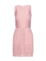 Mini šaty s krajkovými  pudrové model 21136212 - Moe