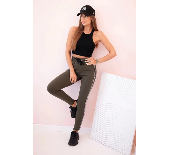 Dámské teplákové kalhoty s lampasem a šňůrkou v pase khaki