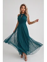 Elegantní večerní maxi šaty s výstřihem, tylem a zavazováním v pase – zelené model 22285998 - numoco basic Elegantní večerní maxi šaty s výstřihem, tylem a zavazováním v pase – zelené model 22285998 - numoco basic