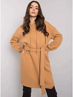 Teplákové oversize šaty ve velbloudí barvě s páskem model 19584512 - Factory Price Teplákové oversize šaty ve velbloudí barvě s páskem model 19584512 - Factory Price