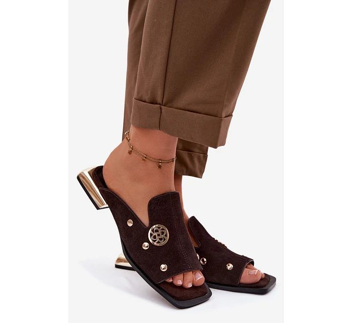 Semišové pantofle s zlatými ozdobami D&A model 22100293 Čokoládové - S.Barski Semišové pantofle s zlatými ozdobami D&A model 22100293 Čokoládové - S.Barski