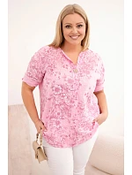 Dámská bavlněná halenka Plus Size s krátkým rukávem a ozdobným knoflíkem světle růžová Dámská bavlněná halenka Plus Size s krátkým rukávem a ozdobným knoflíkem světle růžová