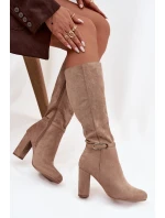 Dámské zateplené kozačky na sloupkovém podpatku se zlatou přezkou Seraphine – béžové Dámské zateplené kozačky na sloupkovém podpatku se zlatou přezkou Seraphine – béžové