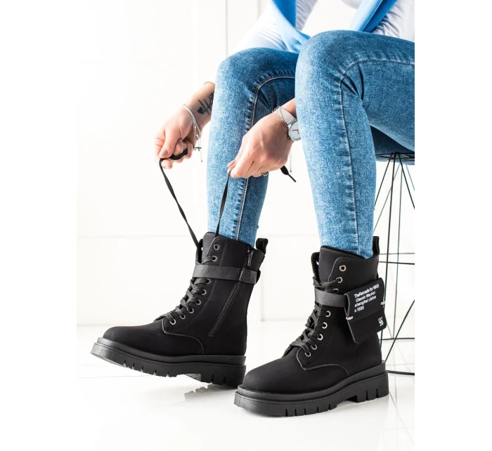 Trendy černé kotníčkové boty dámské na plochém podpatku Trendy černé kotníčkové boty dámské na plochém podpatku