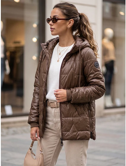 Kurtka damska przejściowa pikowana z kapturem brązowa model 22342176 - FashionStreet Kurtka damska przejściowa pikowana z kapturem brązowa model 22342176 - FashionStreet