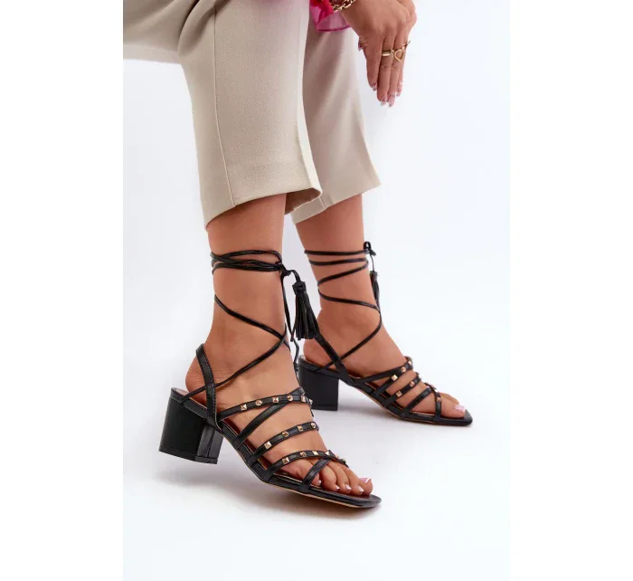 Šněrovací sandály na nízkém podpatku zdobené černými cvočky Chrisele Šněrovací sandály na nízkém podpatku zdobené černými cvočky Chrisele