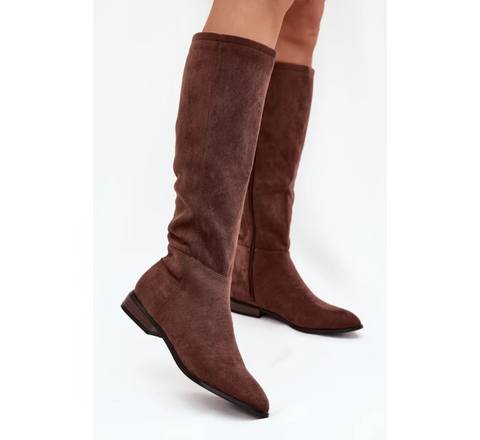 Dámské semišové kozačky na nízkém podpatku model 21848558 – hnědé - Kesi